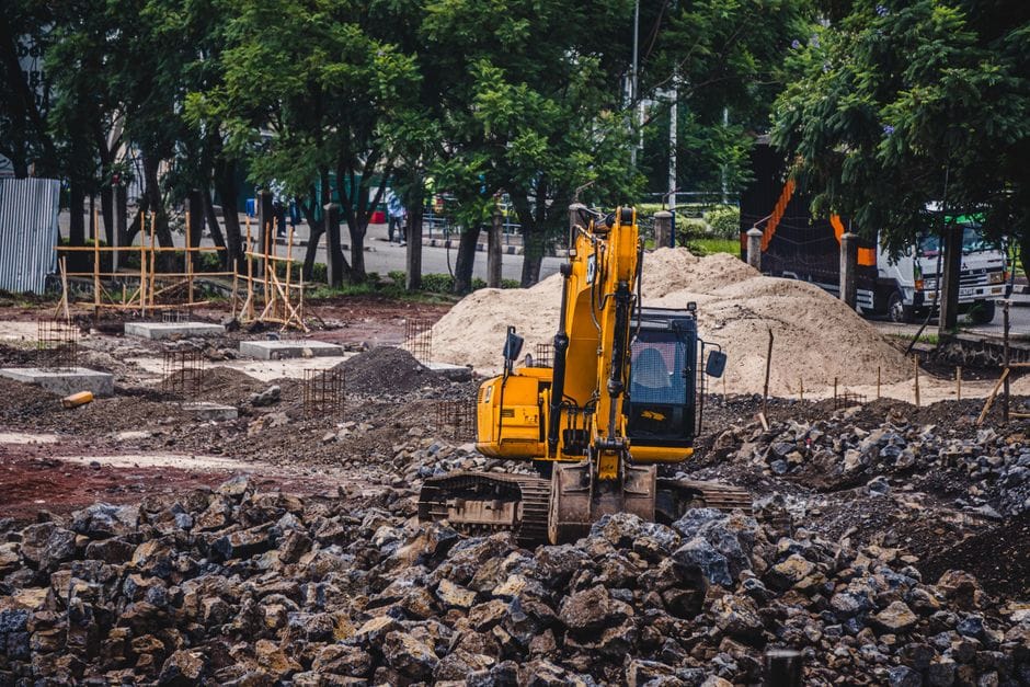 Widok na teren budowy przed rozpoczęciem prac ziemnych przy użyciu profesjonalnej koparki